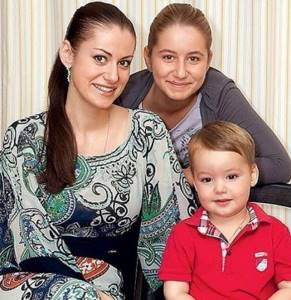 Анна Ковальчук с дочкой и сыном.