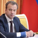 Дворкович с травмированной рукой