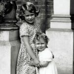 Елизавета II и принцесса Маргарет в детстве