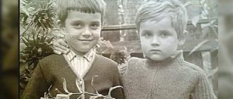 Евгений Воловенко в детстве (слева)
