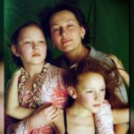 Маленькая Полина Чернышова с мамой и сестрой