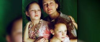 Маленькая Полина Чернышова с мамой и сестрой