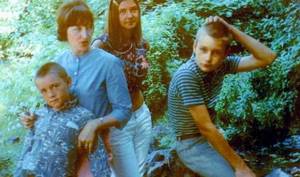 Маленький Кевин Спейси (слева) с мамой, братом и сестрой