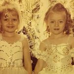 Маша Миногарова в детстве (справа)