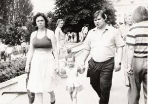 На фото: Николай Бандурин с женой и дочкой