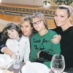 С мамой и братьями Анастасом и Никитой Даша видится сейчас не часто.