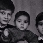 On the left is Yuri&#39;s brother, on the right is his sister. In the center is himself, the youngest. 