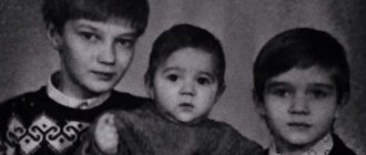 On the left is Yuri's brother, on the right is his sister. In the center is himself, the youngest.