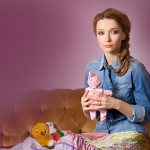 Юля с игрушкой